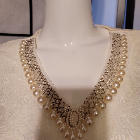 LA VANYA BEAUTIFUL LACY LADIES TOP SIZE MEDIUM/JEWELED PEARL NECKLIN - Picture 2 of 10